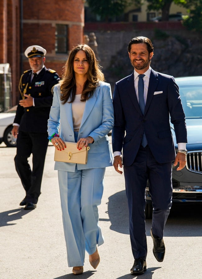 Sofía de Suecia, en la imagen junto a su esposo el príncipe Carlos Felipe, adora los trajes sastre para sus jornadas de trabajo. GTRES.