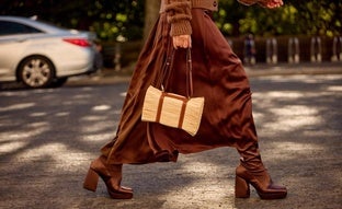 El original bolso que ha arrasado en el street style de Nueva York: es parisino y uno de los más virales de la temporada