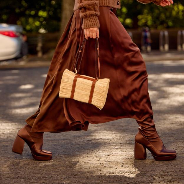 El original bolso que ha arrasado en el street style de Nueva York: es parisino y uno de los más virales de la temporada