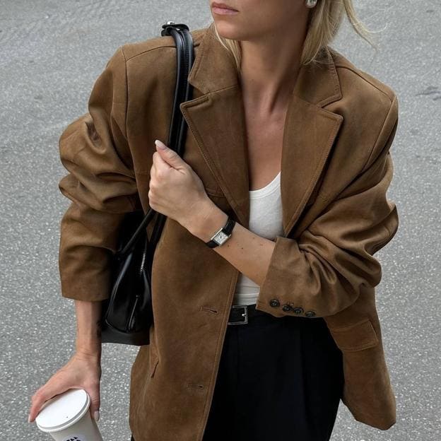 Influencer con chaqueta tendencia para otoño