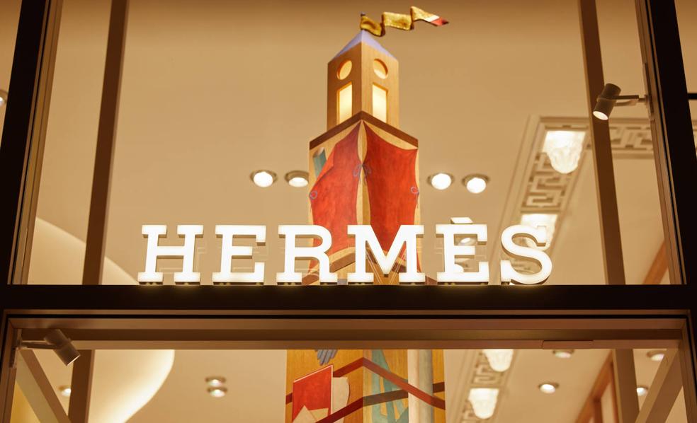 Desciframos el impresionante escaparate de la tienda de Hermès en Barcelona: arte, lujo y simbolismo