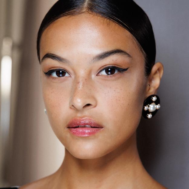 Eyeliner negro: el clásico que no falla y regresa un año más a tu neceser