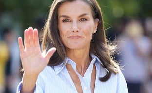 La reina Letizia sorprende con una original camisa de Mango con aberturas: los detalles de su último look en Cantabria