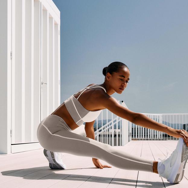 Mujer haciendo ejercicio para los glúteos. 