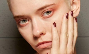 Ideas de inspiración de uñas burdeos para llevar la tendencia en manicuras número uno del otoño