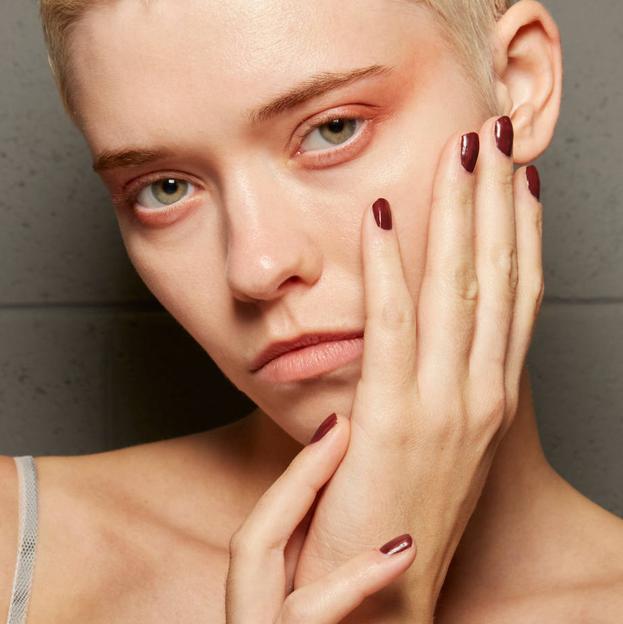 Ideas de inspiración de uñas burdeos para llevar la tendencia en manicuras número uno del otoño