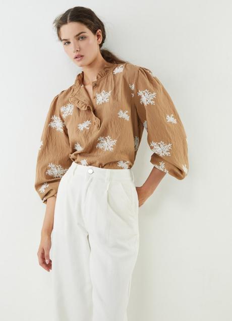 Blusa con bordados do de Sfera (25,99 euros)