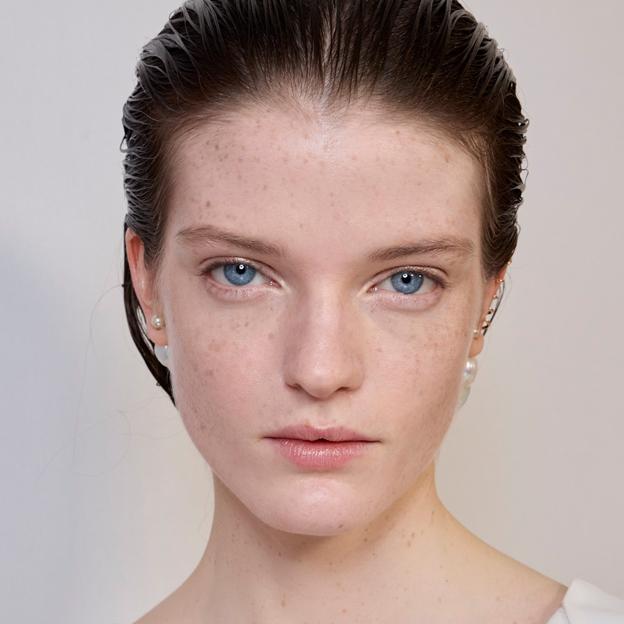 Este es el truco de maquillaje de Peter Philips para una piel de acabado luminoso y natural