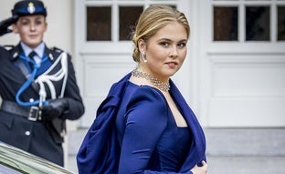 Amalia de Holanda deslumbra en la cena de gala del Consejo de Estado con un espectacular vestido y collar de diamantes