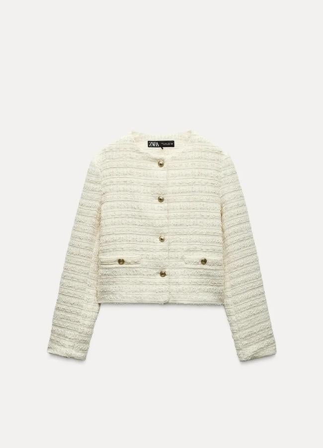 Chaqueta de botones en crudo de Zara.