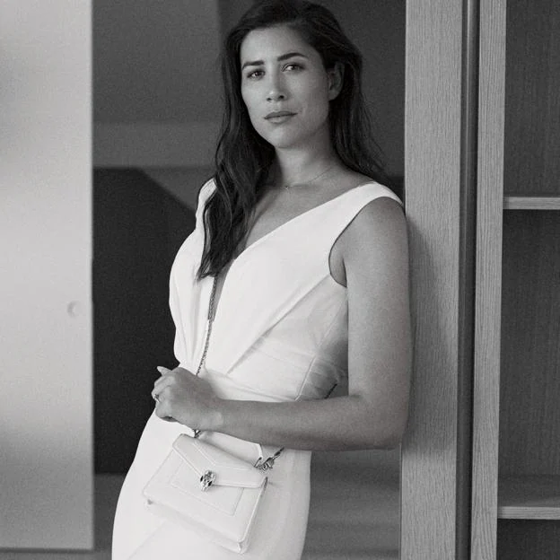 Garbiñe, con mono de Pronovias. El bolso es el Serpenti Forever Mini de Bulgari.