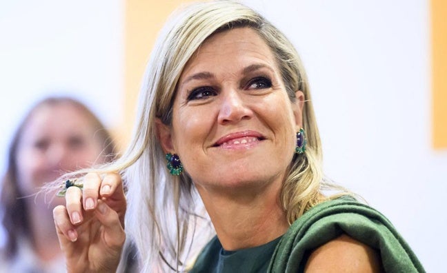 La reina Máxima de Holanda sorprende con su look más original: verde total, tipo charlestón y con plumas a modo de flecos