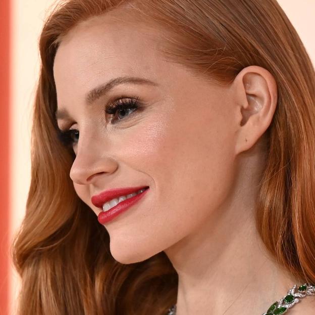 El color de moda llega también a las pestañas: prueba lo bien que queda una máscara borgoña