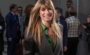 El look de Begoña Gómez para ir al cine con Pedro Sánchez: vaqueros, cuñas y chaqueta elegante