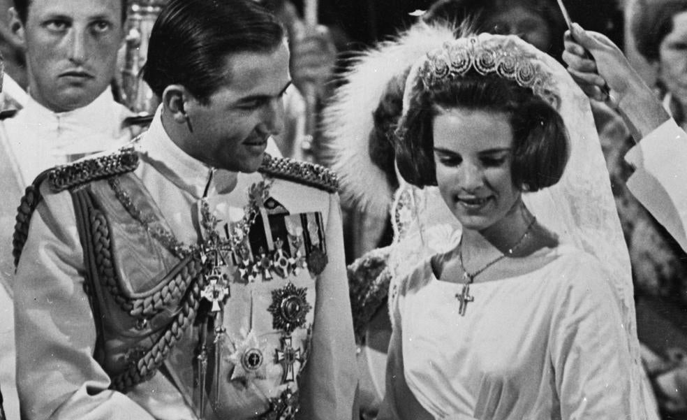 Así fue la boda de Constantino y Ana María de Grecia que la reina Sofía soñó con tener: cañonazos, royals y tiara de Cartier