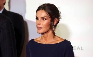 Las tres veces que la reina Letizia se vistió para arrasar en el Teatro Real: el look gótico, el escote polémico y el vestido de novia