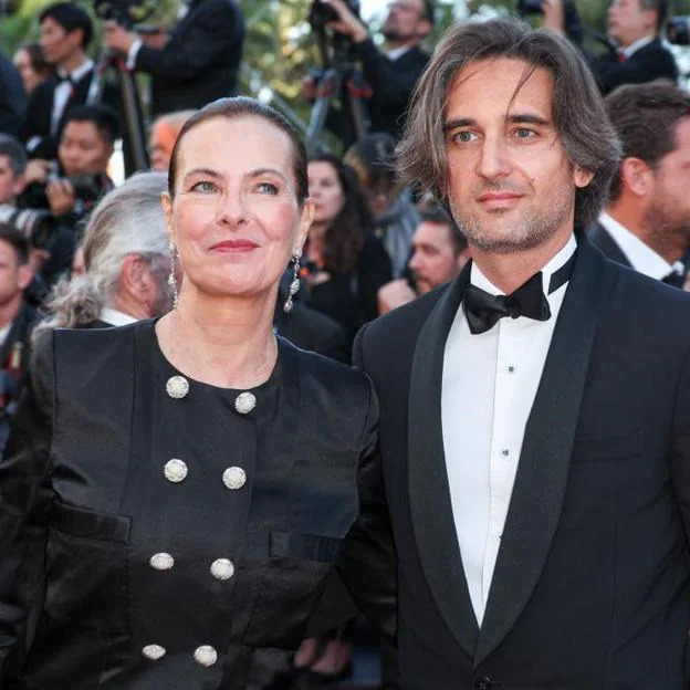 Dimitri Rassam, con su madre, Carole Bouquet, en el festival de Cannes. 