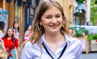 Las zapatillas de moda, top crop y vaqueros anchos: el look de Elizabeth de Bélgica para empezar la universidad