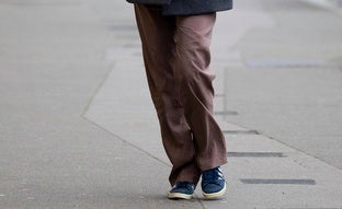 Cinco looks inspiradores con zapatillas deportivas para ir al trabajo