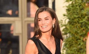 La reina Letizia se pone de nuevo su vestido negro favorito de H&M para inaugurar la temporada del Teatro Real