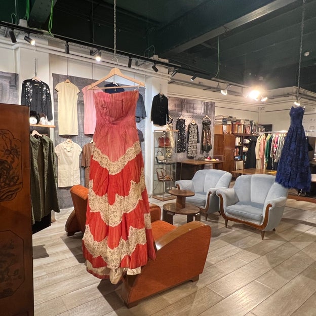 En esta curiosa subasta sí te puedes comprar vestidos de Balenciaga: el misterio tras el armario vintage de la «mujer del embajador»