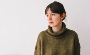 El fenómeno Sally Rooney: la aclamada escritora millennial que odia la fama, vive refugiada en el campo y no quiere vender los derechos de sus libros