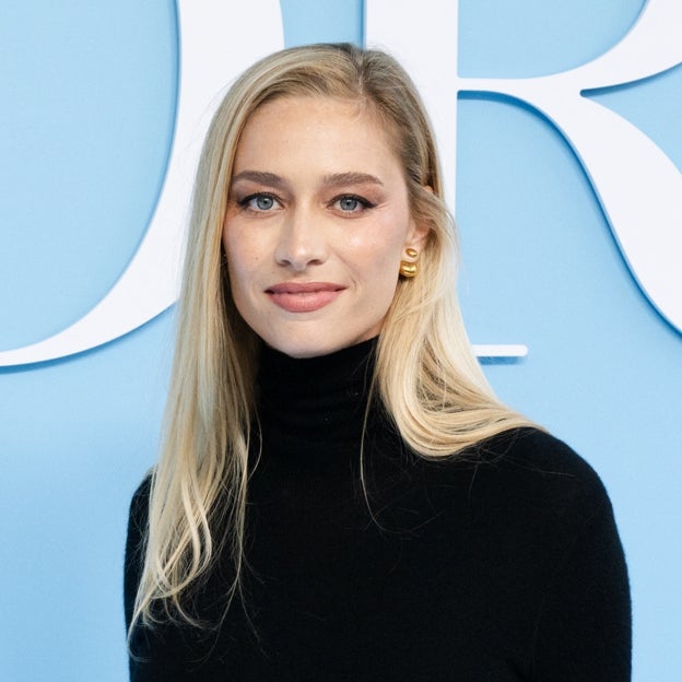Beatrice Borromeo impresiona con un sofisticado y elegante total look de Dior en la Semana de la Moda de París