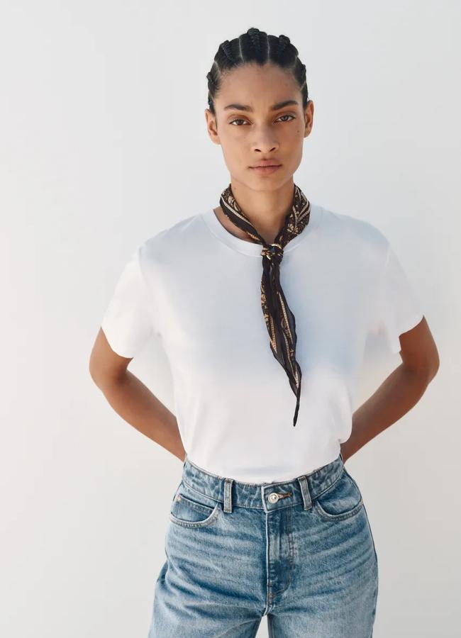 Camiseta básica de color blanco de Zara. Foto: Zara.