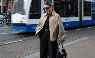 Pantalones con pinzas igual de cómodos que elegantes para ir a la oficina en otoño