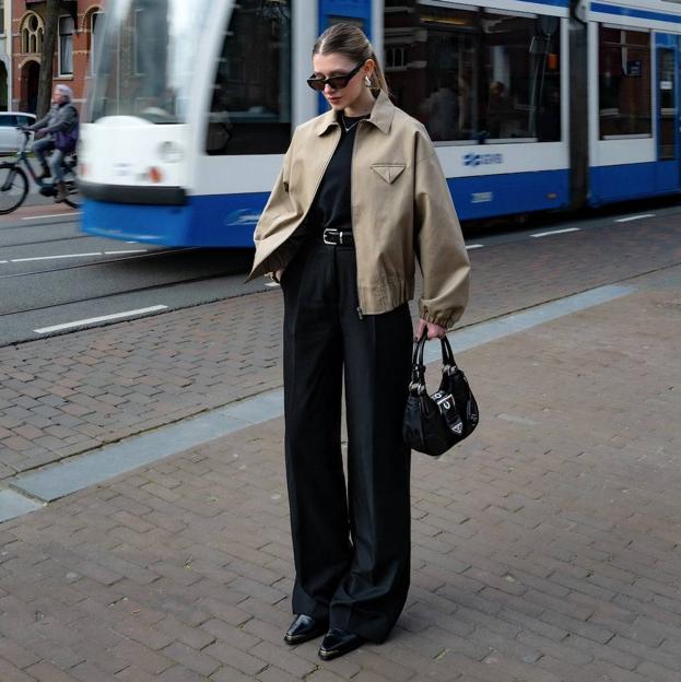 Pantalones con pinzas igual de cómodos que elegantes para ir a la oficina en otoño