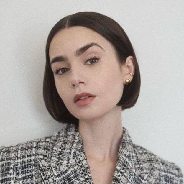 Lily Collins con corte de pelo Prada bob con la raya en el medio