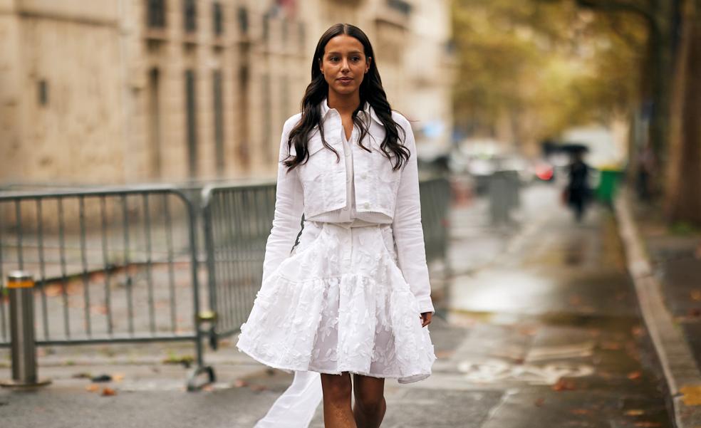 Así se van a llevar las faldas blancas en otoño según el street style