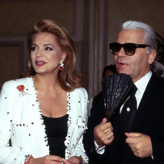 Ira de Fürstenberg, con el diseñador Karl lagerfeld, en Alemania, tras un desfile. 