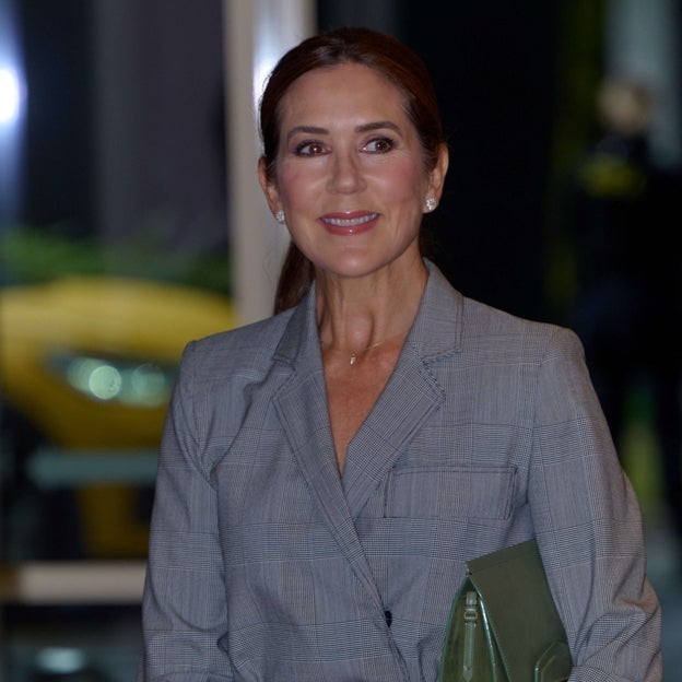 El original estilo working de Mary de Dinamarca: un mono sastre gris con el toque de color más acertado