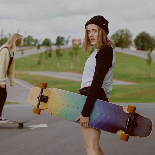 Mujer practicando con el skater. 