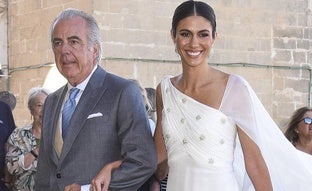 El vestido de novia de Ana Cristina Portillo: un original y elegante diseño con capa XL de Jorge Acuña