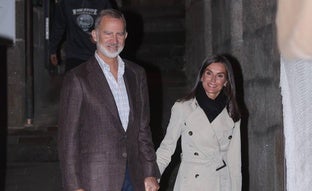 La reina Letizia se va de cena en Galicia con un look de otoño perfecto: gabardina, un bolso de Mango y mocasines