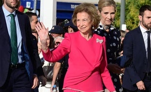 La reina Sofía arrasa en la boda de Teodora de Grecia con un traje made in Spain en color fucsia