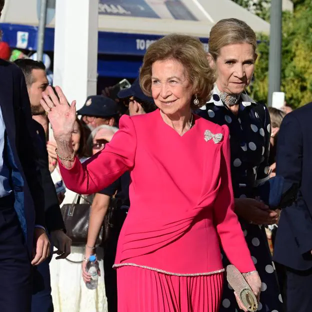 La reina Sofía arrasa en la boda de Teodora de Grecia con un traje made in Spain en color fucsia