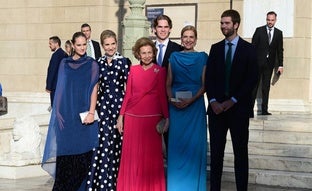 Los lunares de la infanta Elena y el azul eléctrico de Cristina en la boda de Teodora de Grecia: dos vestidos diferentes con homenaje secreto