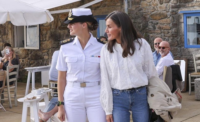 La reina Letizia, de comida familiar en Galicia: sabemos de dónde es la blusa blanca romántica que comparte con la princesa Leonor