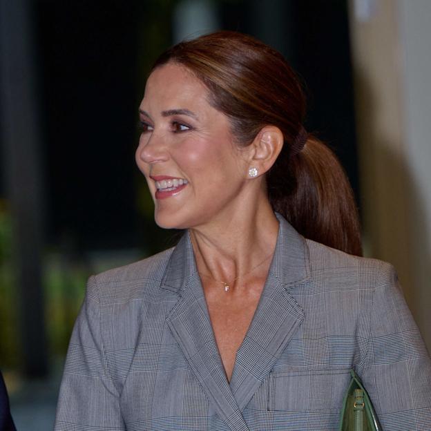 Mary de Dinamarca se inspira en Máxima de Holanda para su último look oficial con un traje de Zara
