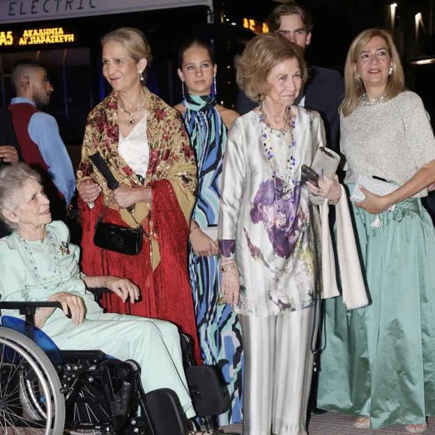 La llegada de la reina Sofía y las infantas Elena y Cristina a la ena previa a la boda de Teodora de Grecia. 