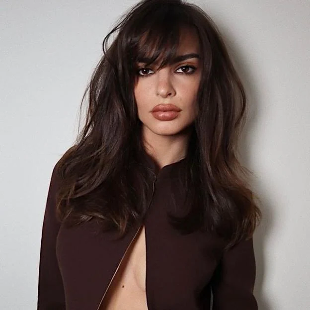 Emily Ratajkowski con un corte de pelo a capas.