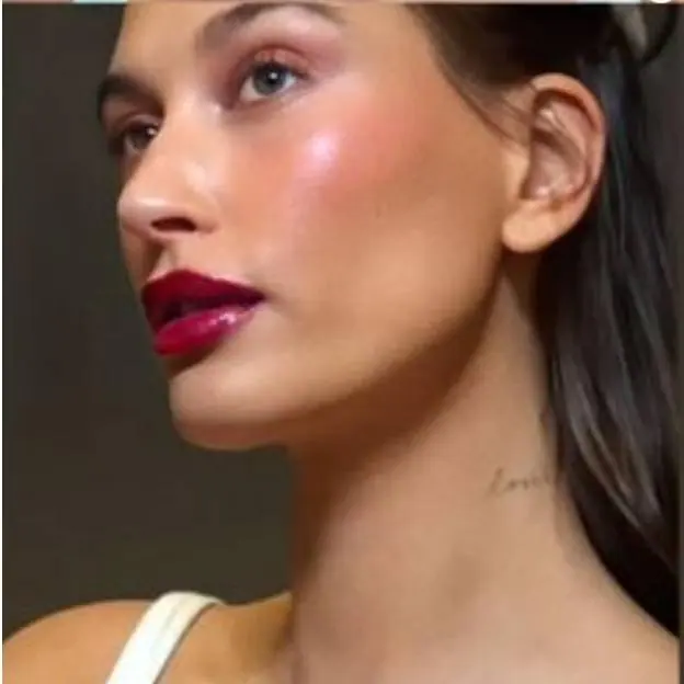 Hailey Bieber con la tendencia de maquillake berry girl makeup