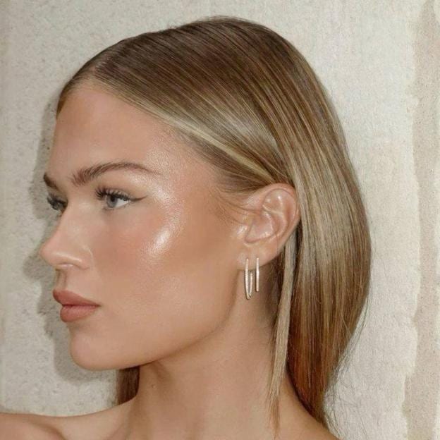 Influencer con maquillaje natural efecto piel iluminada