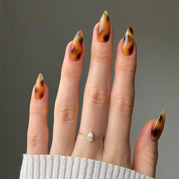 Manicura efecto carey tendencia para otoño