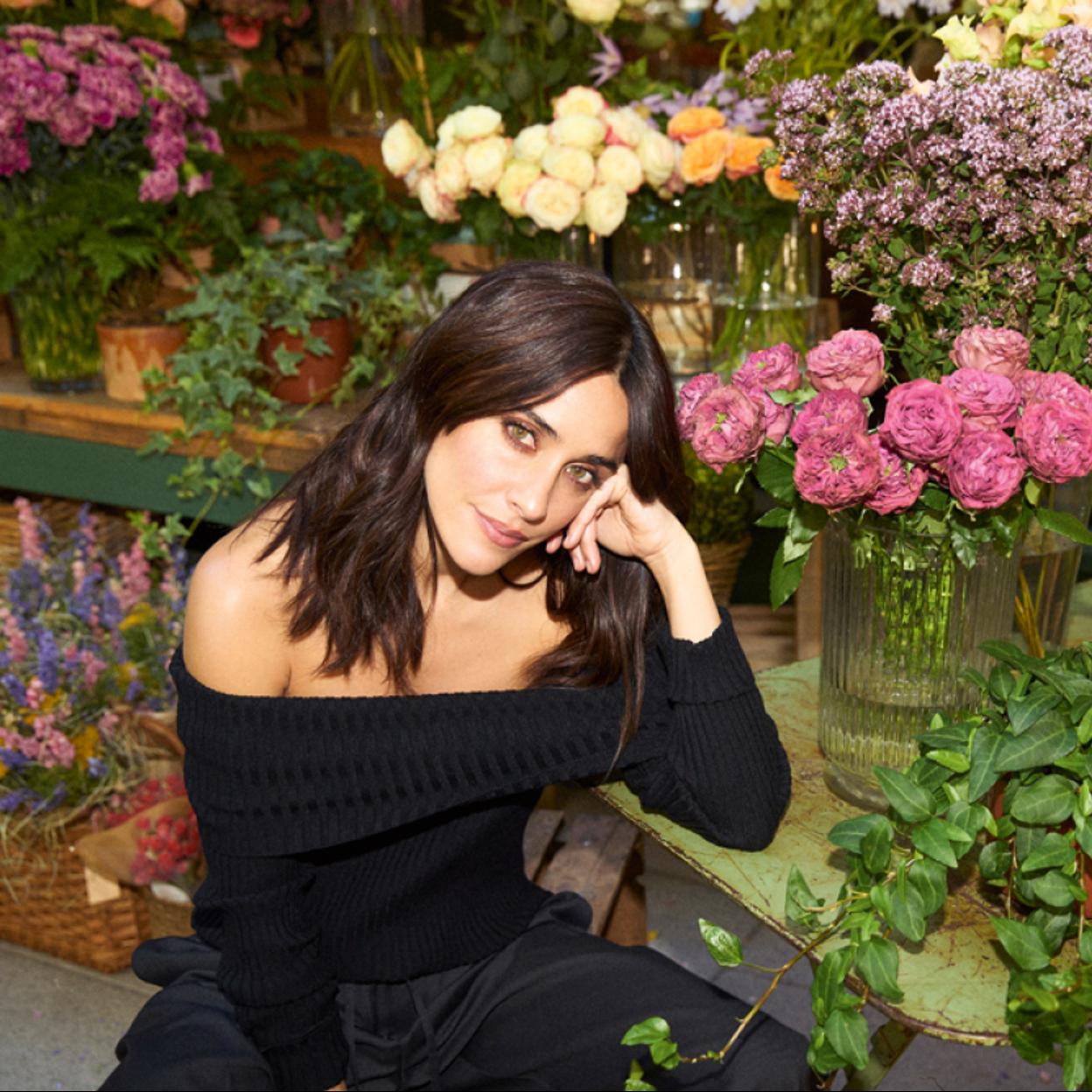 En la floristería de Sally Hambleton, Macarena García luce jersey y pantalón de El Corte Inglés./