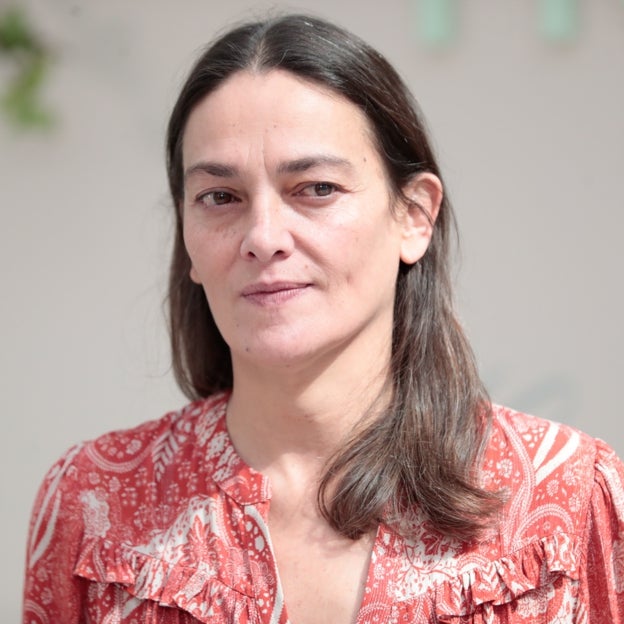 Laura Ponte o cómo ejemplificar la belleza más natural con un traje tipo sastre o en jeans y camisa blanca