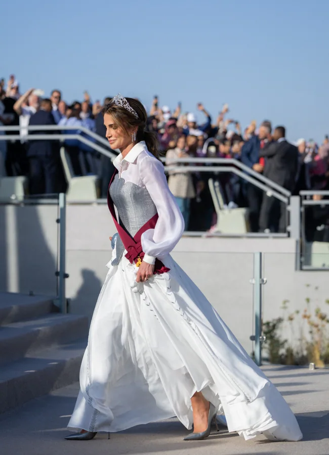 La reina Rania de Jordania con un atrevido look de la firma jordana Laith Maalouf. GTRES.